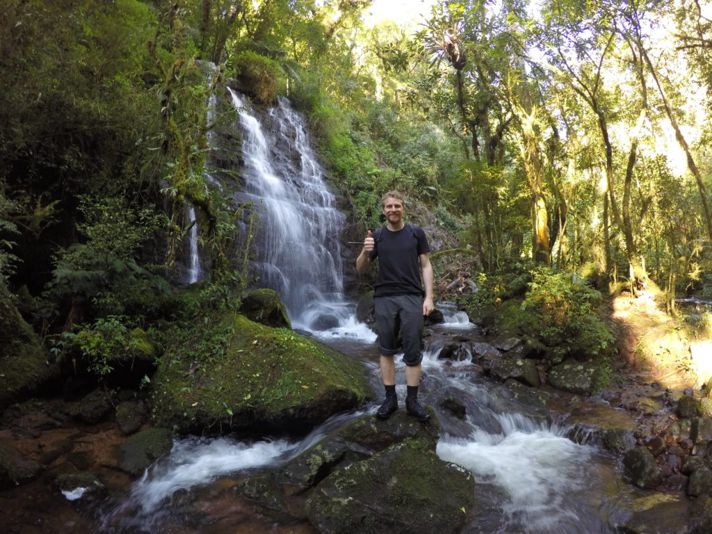 Trilha Cachoeira das Gêmeas Gigantes